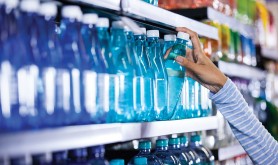 Studiu alarmant // Apa îmbuteliată conţine sute de mii de particule de plastic pe litru